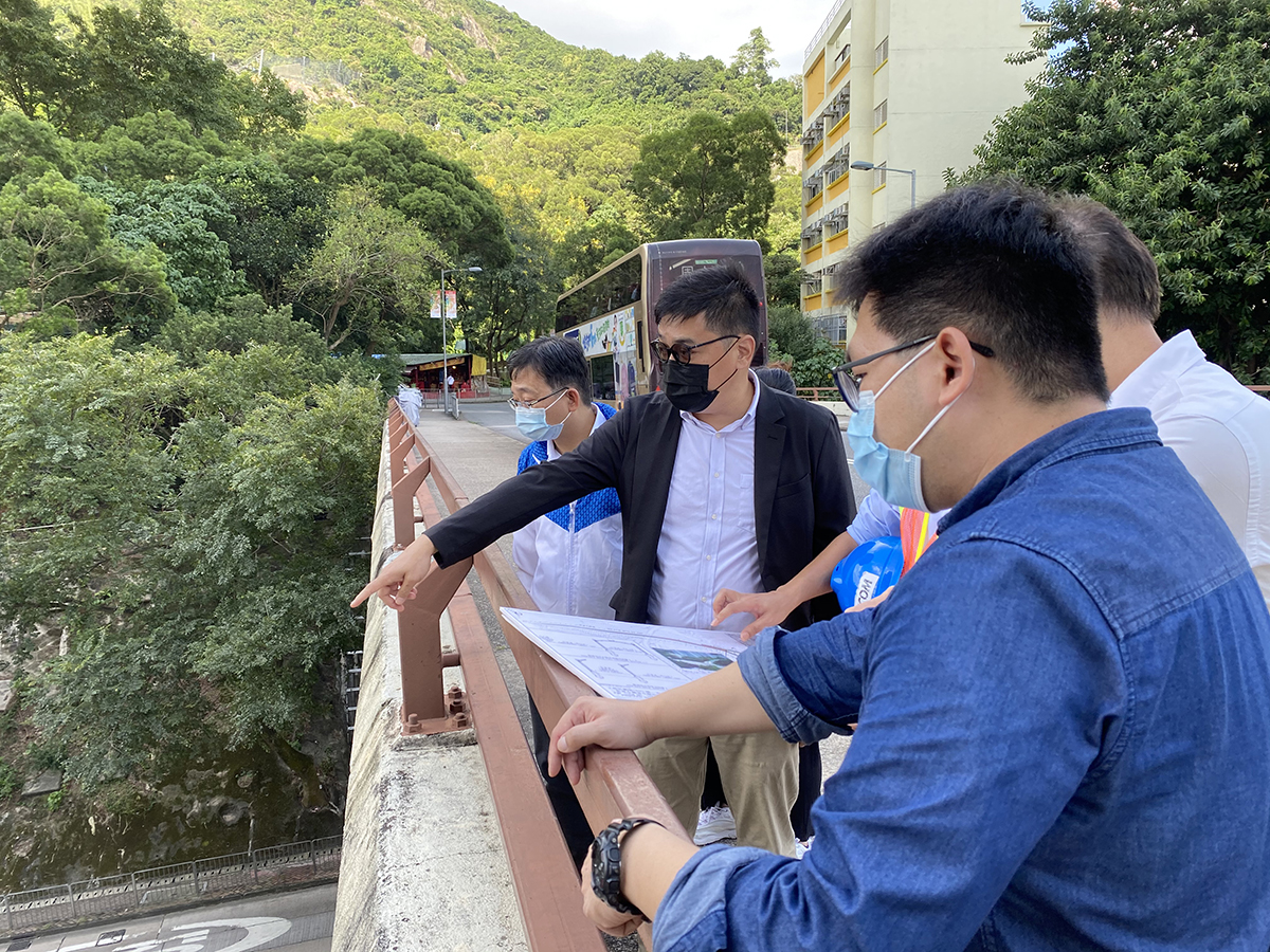 The engineering team attended site visit of Pedestrian Connectivity Facilities work at New Clear Water Bay Road with Chairman and Vice Chairman of Kwun Tong District Council Members.