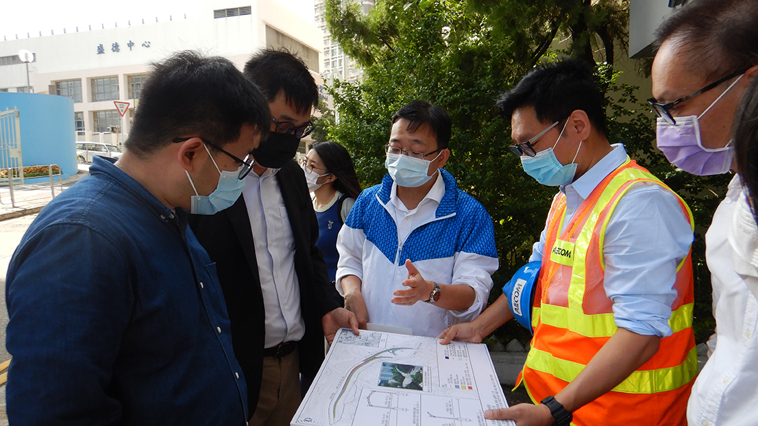 The engineering team attended site visit of Pedestrian Connectivity Facilities work at New Clear Water Bay Road with Chairman and Vice Chairman of Kwun Tong District Council Members.