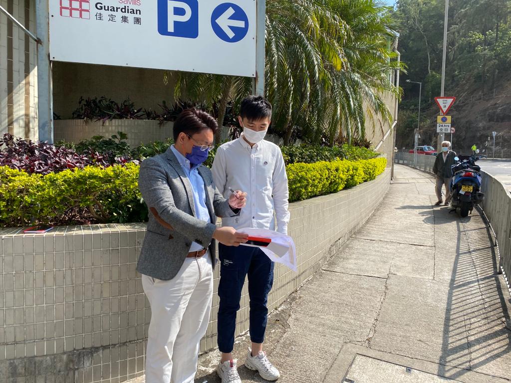 The engineering team enquired Kwun Tong District Council Members regarding the temporary traffic arrangement of Lin Tak Road and Pik Wan Road.