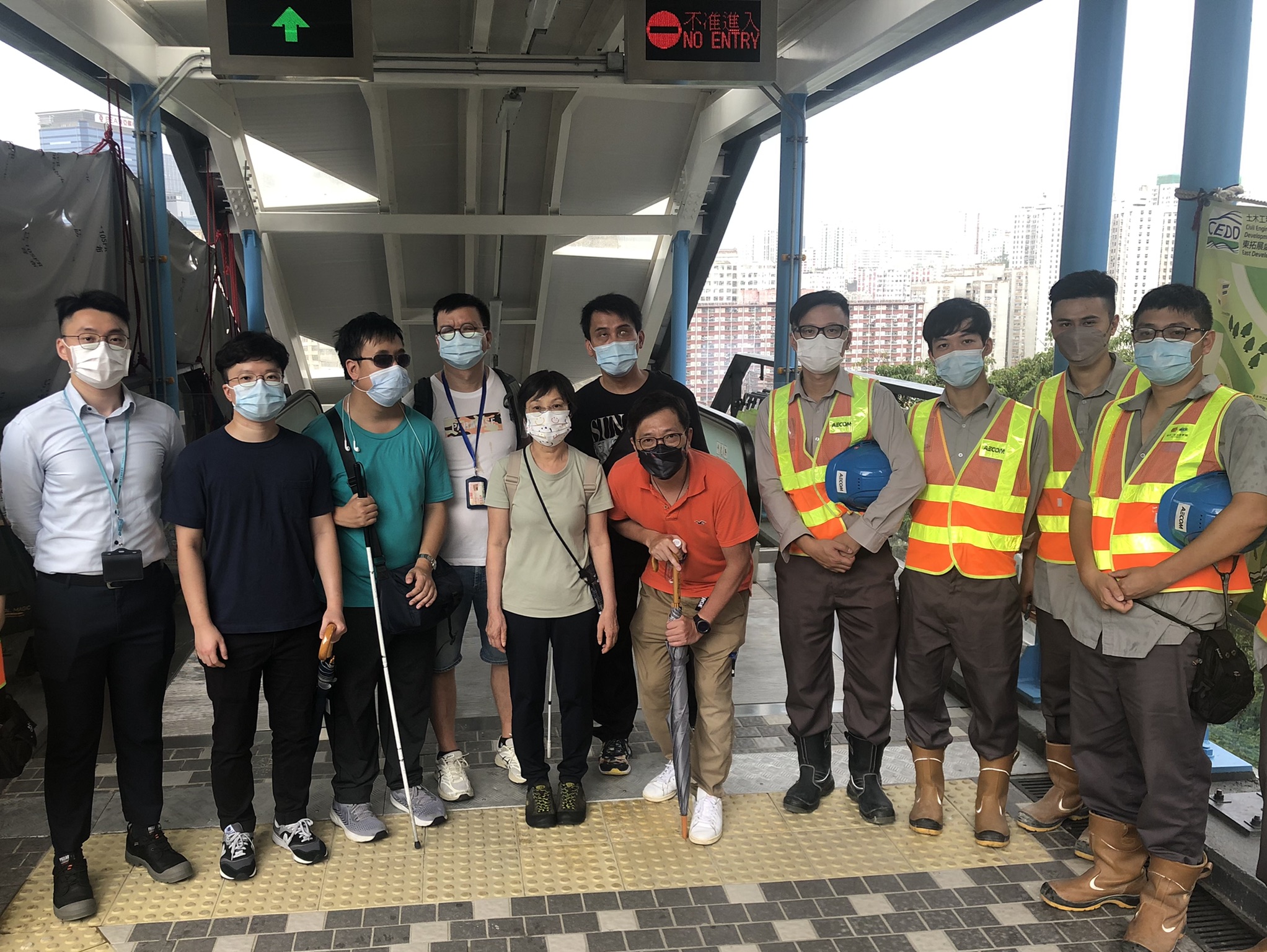Representatives of associations for the visually impaired visited both of the escalators linking Hiu Kwong Street with Hiu Ming Street