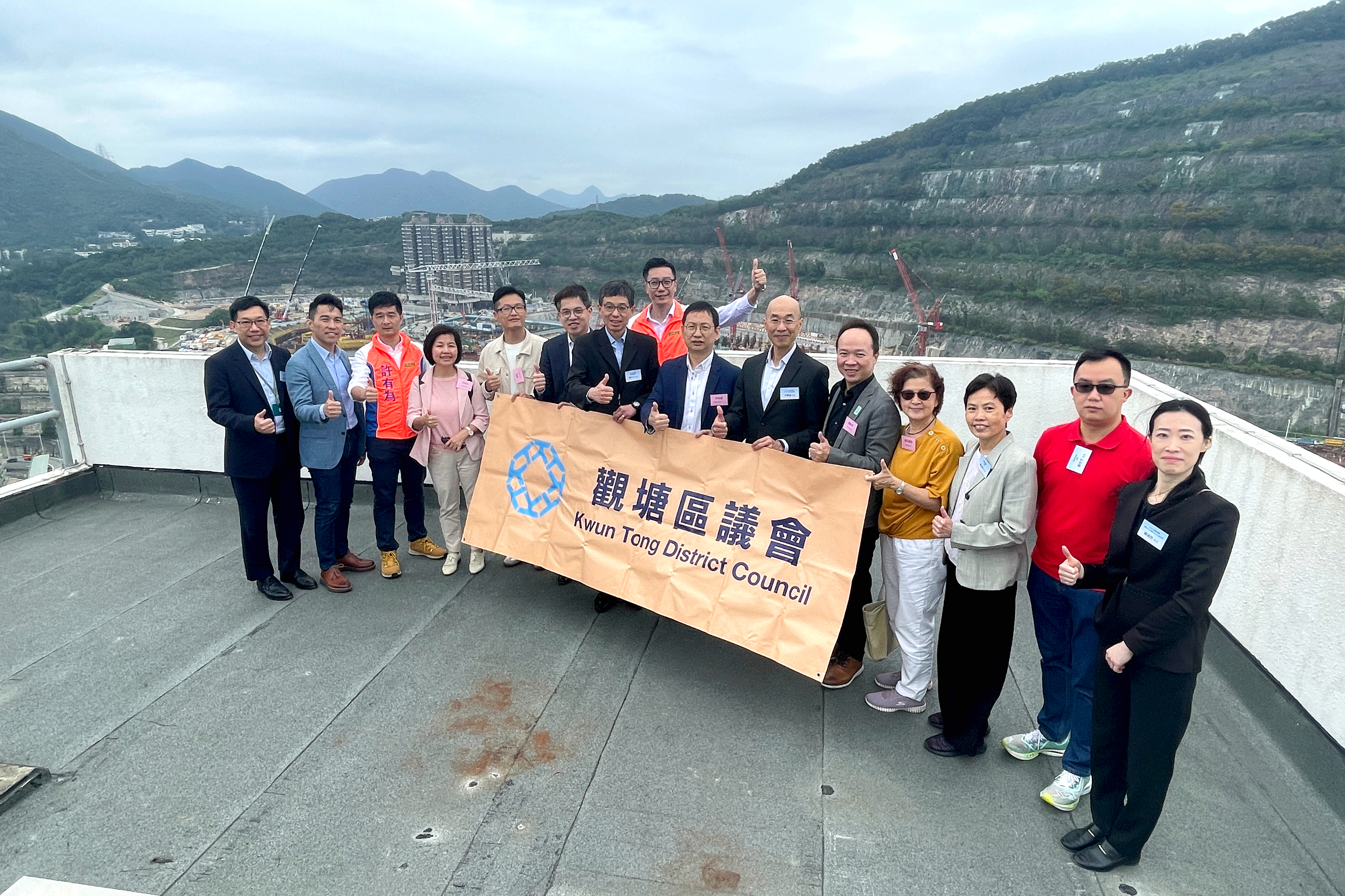 Mr. FONG Hok Shing, Michael, Director of the Civil Engineering and Development Department, and Mr. LEUNG Chung Lap, Michael, Project Manager (East) of CEDD, updated the Kwun Tong District Council members on the latest developments of the Anderson Road Quarry Site.