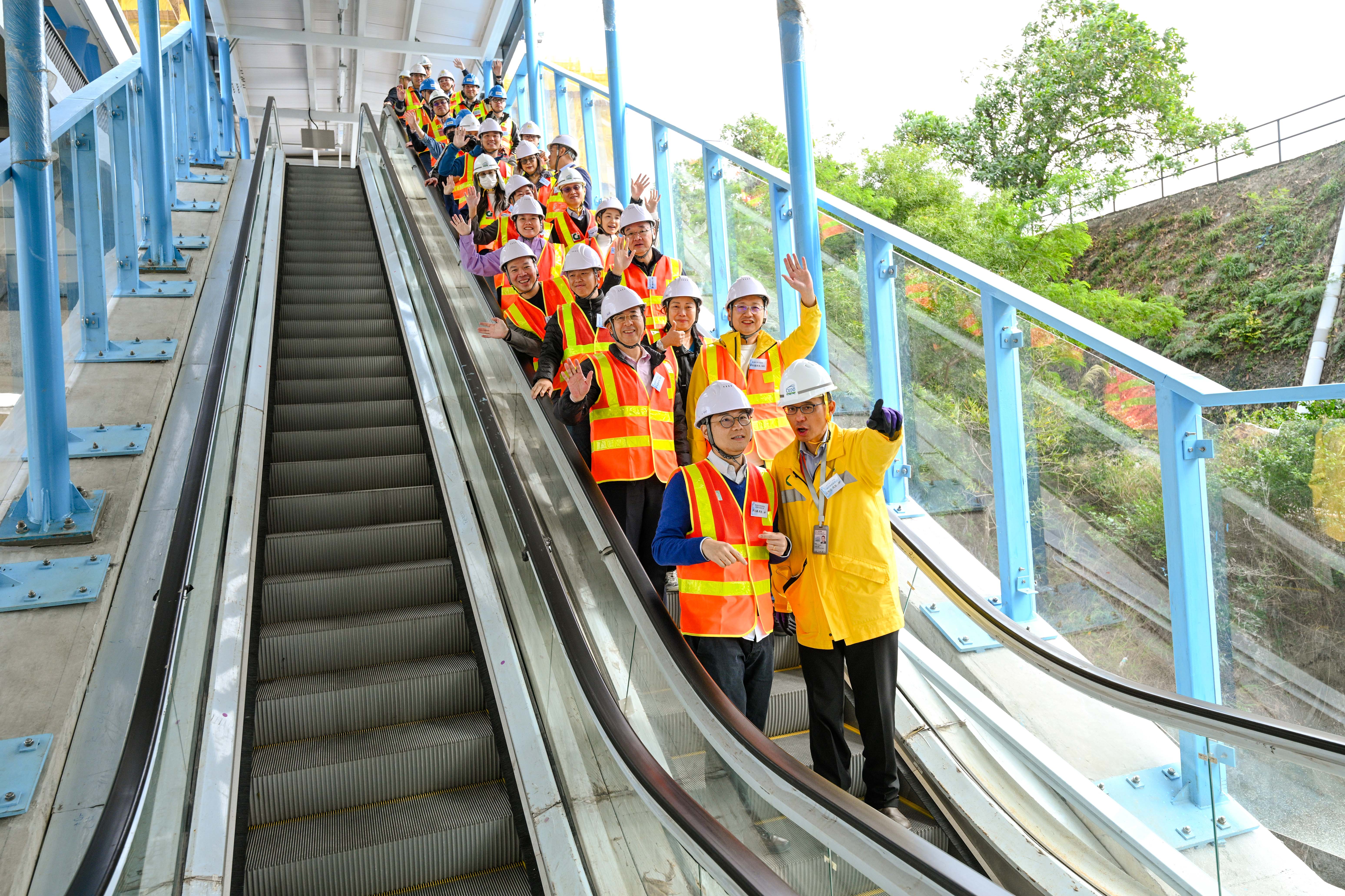 The East Development Office of the Civil Engineering and Development Department (CEDD) accompanied members of the Kwun Tong District Council for the inaugural trial of Escalator B, part of the Pedestrian Linkage Facilities (PLF) System, located in the Anderson Road Quarry Site Development Area.