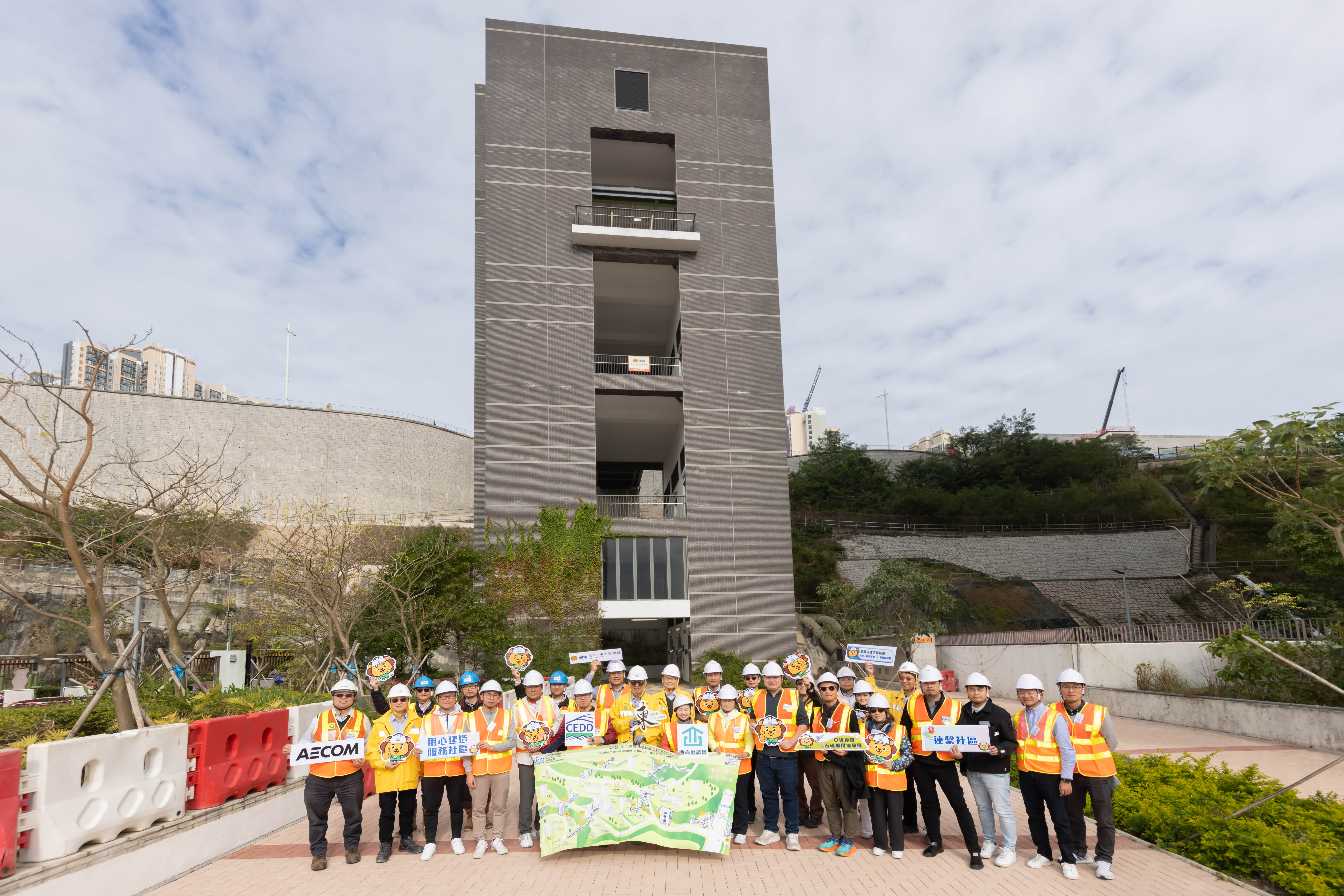 The East Development Office of the Civil Engineering and Development Department (CEDD) accompanied members of the Sai Kung District Council for the inaugural trial of the pedestrian connectivity facilities (System A).